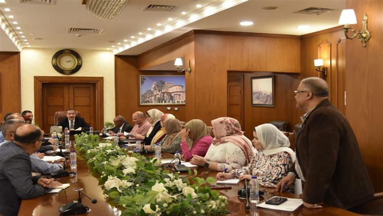 محافظ بورسعيد يناقش مشروعات مستقبلية 