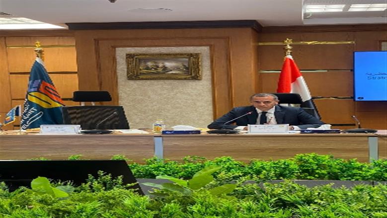 محافظ أسوان يشارك في اجتماع دعم تطوير البنية التحتية في المناطق الحضرية
