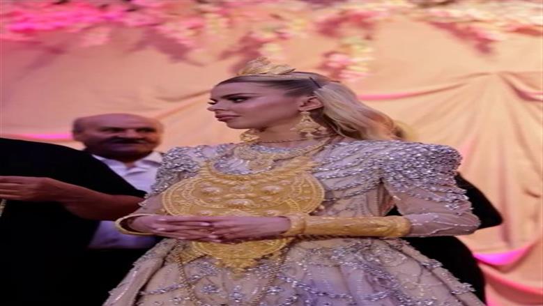 «تُقلها دهب».. عروس تركية تتحرك بمساعدة مرافقين بسبب وزن الشبكة