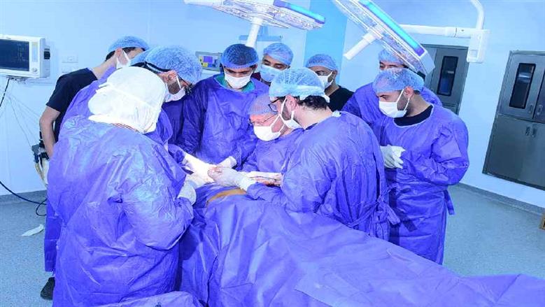 رئيس جامعة سوهاج يقود جراحة دقيقة تنقذ ذراع شاب من الشلل