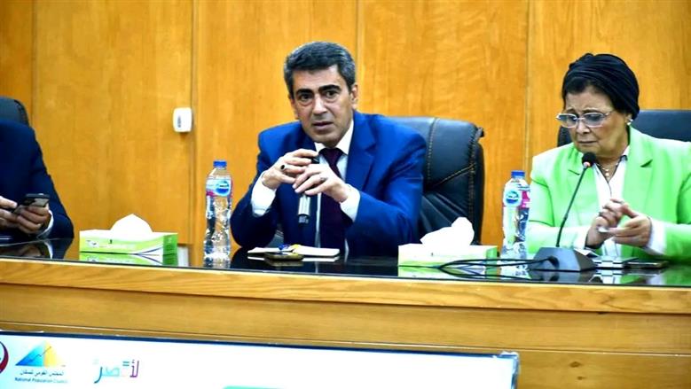 الأقصر تبحث تعزيز خدمات صحة المرأة وتنظيم الأسرة بالتنسيق بين وزارة الصحة وهيئة الرعاية الصحية كتب: أسامة أحمد في إطار جهود التنسيق المشترك بين وزارة الصحة والسكان ومحافظة الأقصر وهيئة الرعاية الصحية، لدعم ملفات صحة المرأة وتعزيز مؤشرات التنمية السكانية، عقدت هيئة الرعاية الصحية بالأقصر اجتماعًا موسعًا بحضور الدكتورة عبلة الألفي، نائب وزير الصحة لشؤون السكان وتنمية الأسرة، وعدد من القيادات التنفيذية والصحية بالمحافظة. تنسيق موسع لدعم خدمات صحة المرأة شهد الاجتماع حضور اللواء محمد صحصاح، السكرتير العام المساعد لمحافظة الأقصر، والدكتور عصام بشارة، مستشار رئيس الهيئة العامة للرعاية الصحية لشؤون النساء والتوليد، والدكتور أحمد صبري الملاح، مدير فرع هيئة الرعاية الصحية بالأقصر، والدكتور محمد حسني، نائب مدير الفرع، والدكتور أحمد أبو العطا، مدير مديرية الصحة بالأقصر، إلى جانب عدد من القيادات التنفيذية. التوسع في التوعية وتنظيم الأسرة وتناول الاجتماع مناقشة عدد من المحاور المتعلقة بتطوير خدمات صحة المرأة داخل منشآت الهيئة بالمحافظة، مع التأكيد على أهمية التوسع في نشر التوعية بوسائل تنظيم الأسرة