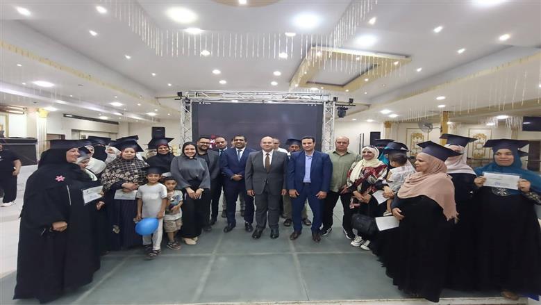 تخريج 80 متحررا من الأمية ضمن مشروع «نور حياتهم» بالجيزة