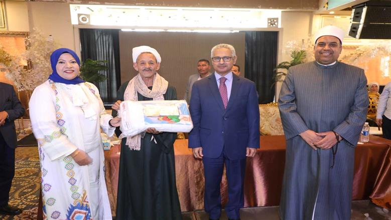 محافظ بني سويف يودّع حجاج الجمعيات الأهلية قبل السفر للأراضي المقدسة لأداء فريضة الحج
