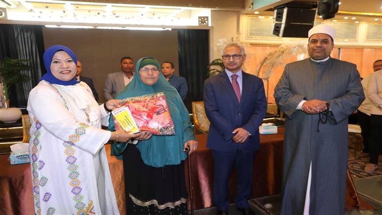 محافظ بني سويف يودّع حجاج الجمعيات الأهلية قبل السفر للأراضي المقدسة لأداء فريضة الحج