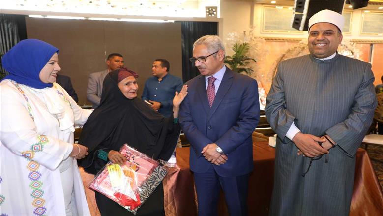 محافظ بني سويف يودّع حجاج الجمعيات الأهلية قبل السفر للأراضي المقدسة لأداء فريضة الحج
