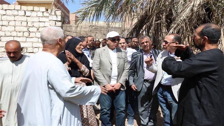 سور خرساني وتبطين ترعة عزبة «البيضاء» بالمنيا لحماية المنازل من تسريب المياه