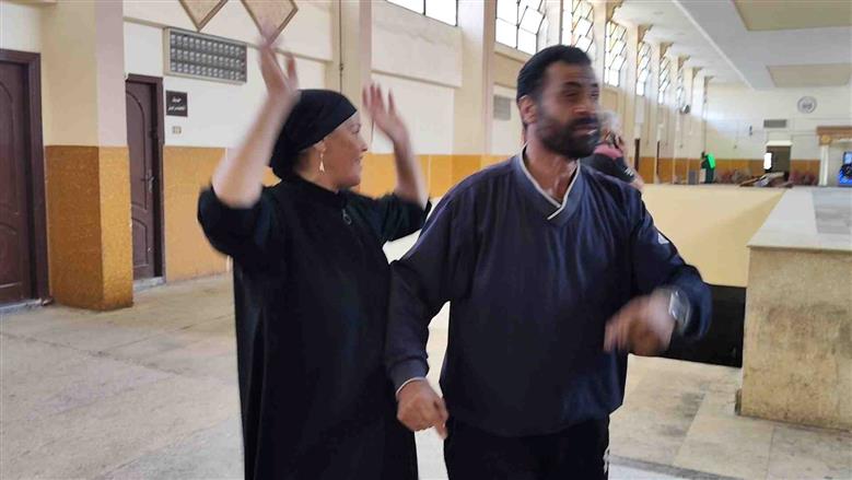 فرحة الأب والام باحالة المتهم بقتل ابنهن إلى المفتى