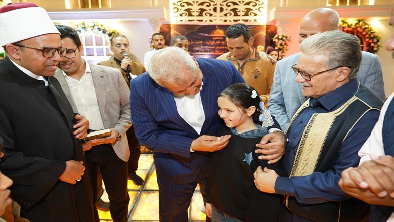محافظ مطروح يكرم حفظة القرآن بجمعية الشبان العالمية... عمرة للأول بصحبة والديه 