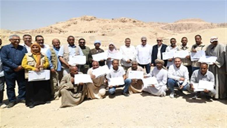 وزير السياحة خلال افتتاح مقبرتين بالأقص