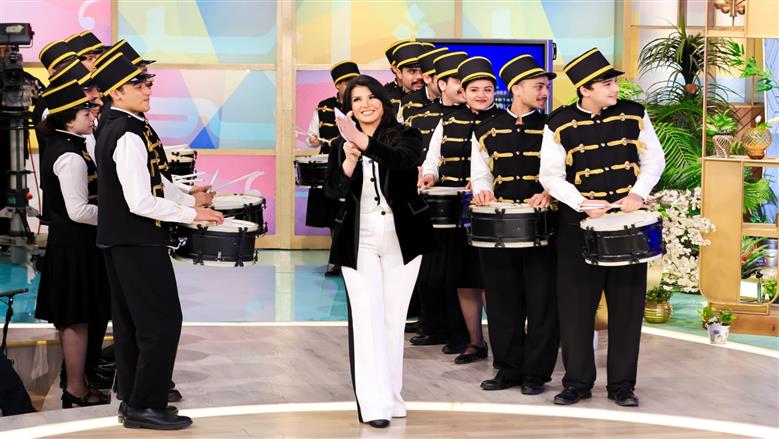 غناء وألعاب وكوميديا في لقاء منى الشاذلي مع أبطال مسرحية «فرايداي» غدا