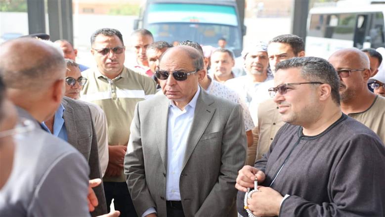 تكريم شعبي لمحافظ المنيا خلال افتتاحه مجمع مواقف سمالوط لاستجابته مطالب الأهالي