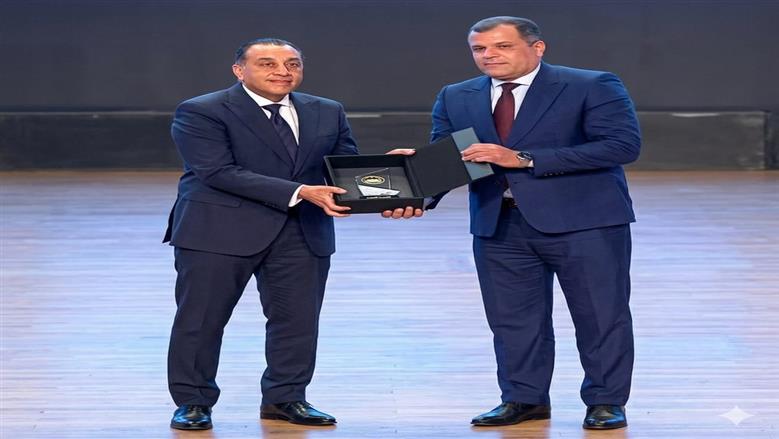 رئيس الوزراء يكرم مدير «تعليم دمياط» تقديرا لجهوده في دعم برامج التحول الرقمي