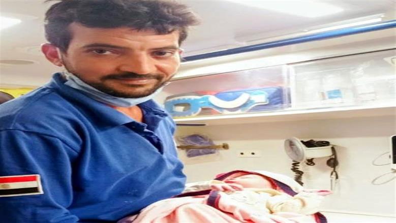 لحظات صعبة داخل سيارة إسعاف.. سيدة تضع مولودها بمساعدة مسعف في مرسى علم