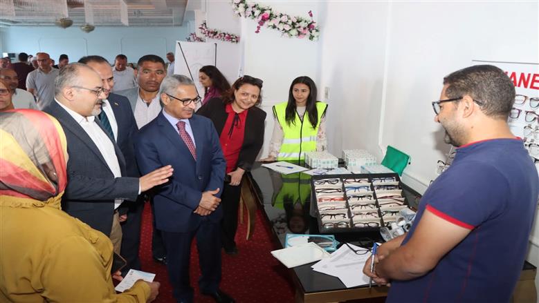 «القبطية الإنجيلية» تنظم قافلة «عيونك تهمنا» لخدمة السائقين والعمال بالمجان في بني سويف