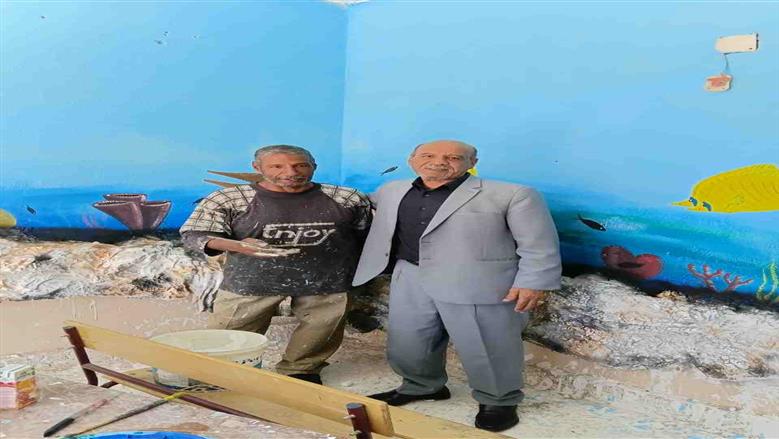 قبل خروجه على المعاش.. مدرس يحول جدران مدرسة إلى «بانوراما قاع البحر»