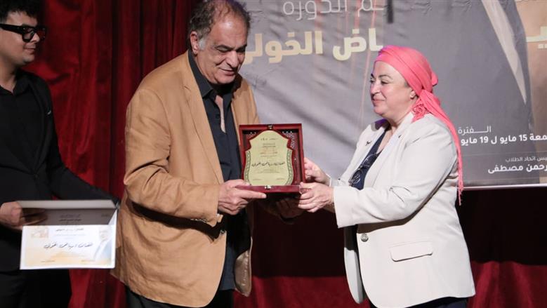 تكريم رياض الخولي في افتتاح الدورة الـ5 من مهرجان المسرح العالمي بالإسكندرية
