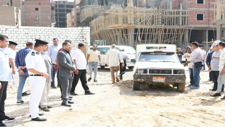 سكرتير عام الفيوم يتابع أعمال نقل موقف العدوة وسيلا إلى الموقع الجديد