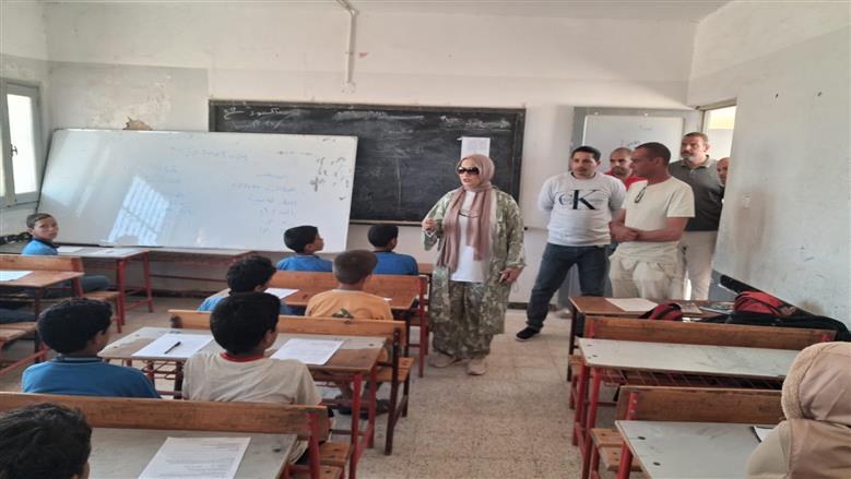 وكيل وزارة التربية والتعليم بمطروح خلال متابعتها لجان امتحانات النقل بإدارة الضبعة التعليمية