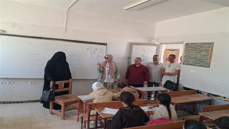وكيل وزارة التربية والتعليم بمطروح خلال متابعتها لجان امتحانات النقل بإدارة الضبعة التعليمية