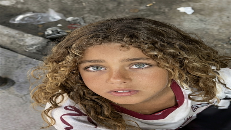 صاحبة أجمل عيون في العالم.. فتاة تجتاح الإنترنت بعد تصويرها من سائح أجنبي