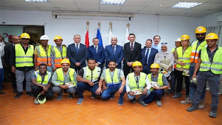 وزير العمل ومحافظ أسوان يسلمان بونات سلع غذائية للعمالة غير المنتظمة بالمقاولات في «كيما»