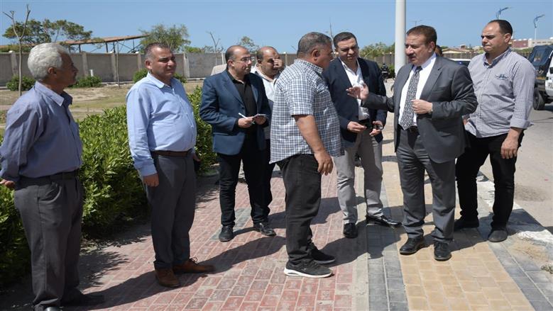 محافظ بورسعيد يتفقد زراعه اشجار البونسيانا 