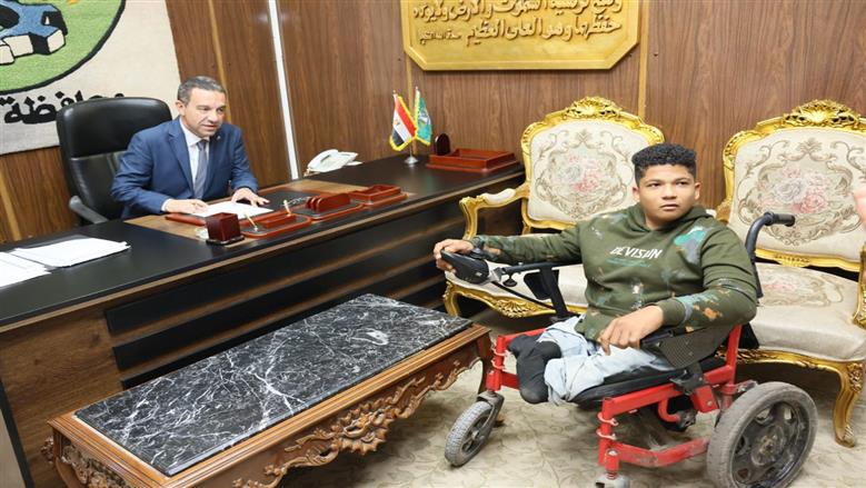 محافظ المنوفية يأمر بصرف مساعدة مالية لشاب من ذوي الهمم