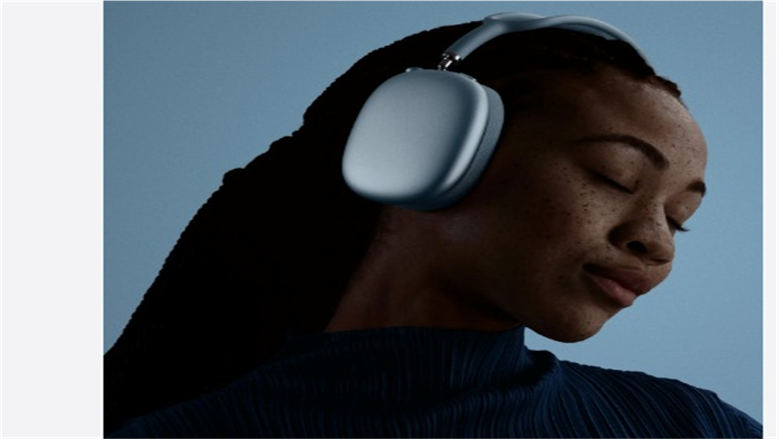 ثورة جديدة من أبل.. AirPods مزودة بحساسات ذكية لفهم ما يحيط بالمستخدم