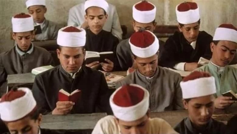 طلاب الأزهر يؤدون امتحانات اللغة العربية والقرآن الكريم والخط اليوم