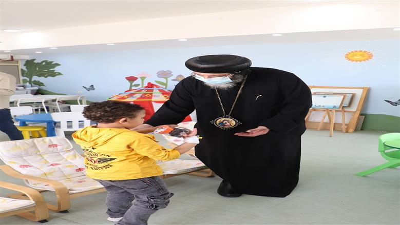 الأنبا مينا خلال الزيارة 