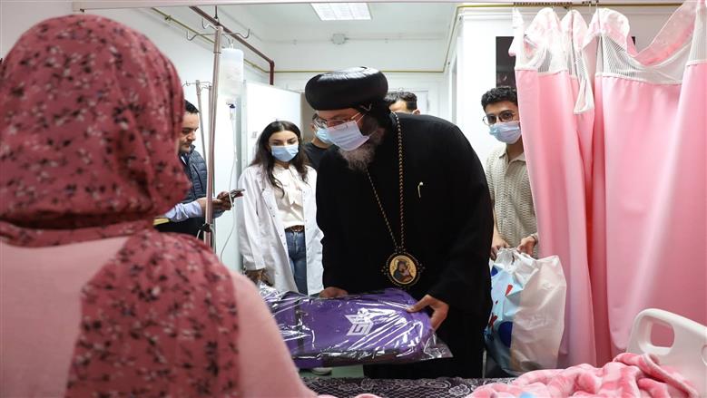 الأنبا مينا يزور مركز أورام الأطفال بمستشفى برج العرب الجامعي 
