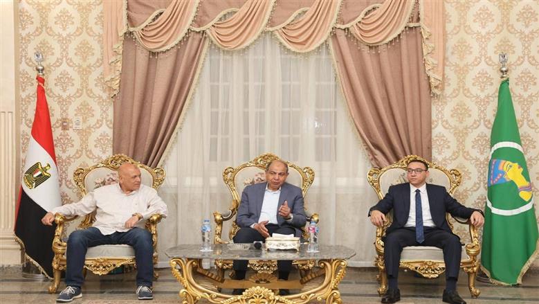 محافظ المنيا و«الإسكان» يتابعان مشروعات المياه والصرف بقرى «حياة كريمة»