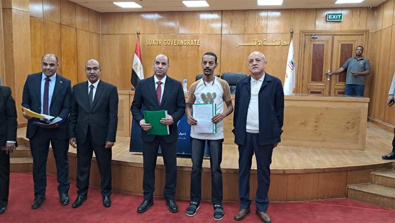 وزير العمل ومحافظ الأقصر يسلمان عقود عمل للشباب وذوي الهمم.