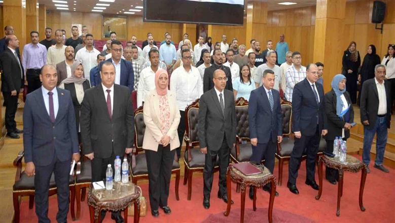 وزير العمل ومحافظ الأقصر يسلمان عقود عمل للشباب وذوي الهمم..