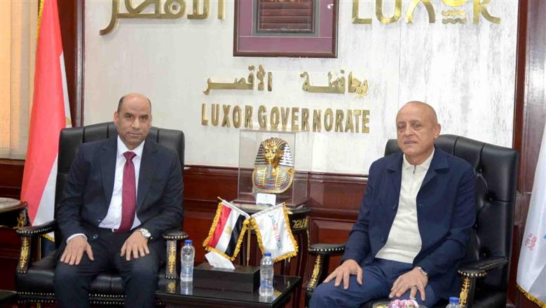 وزير العمل ومحافظ الأقصر يسلمان عقود عمل للشباب وذوي الهمم.