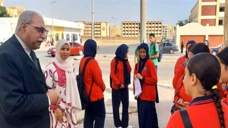 «استناهم خارج اللجنة».. مدير «تعليم البحر الأحمر» يطمئن على الطلاب