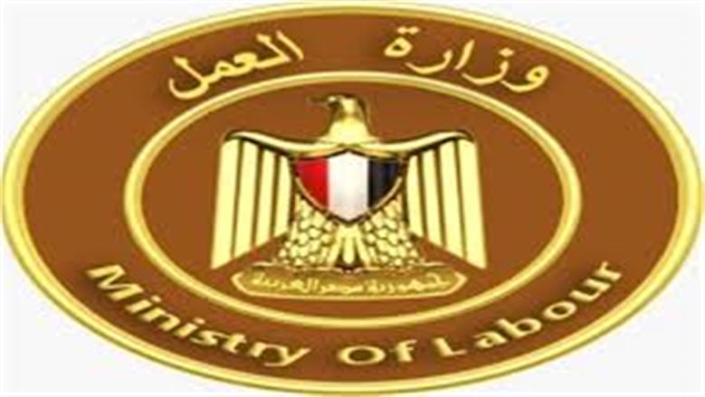 «العمل» تحدد 7 مهن يحظر تشغيل النساء فيها خلال الحمل والرضاعة