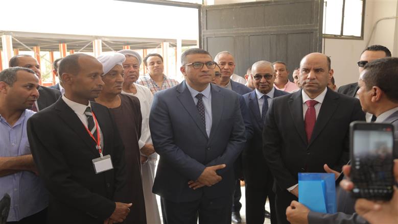 وزير العمل يسلم دعما ماليا لأسر المتوفين من العمالة غير المنتظمة وعقود عمل لذوي الهمم بقنا