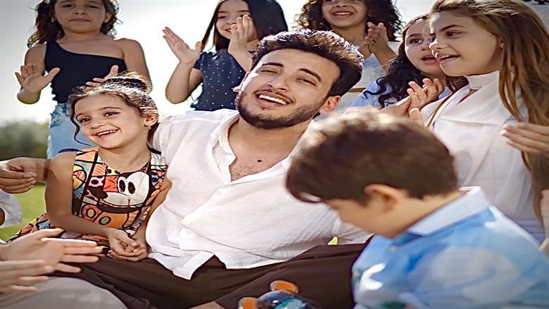 الحسن عادل ينتهي من تصوير كليب «نبينا محمد» بين مكة والمدينة
