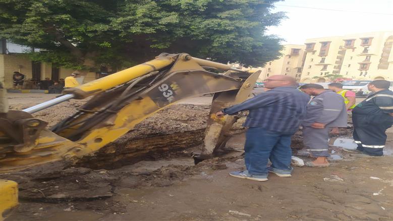 استمرار أعمال إصلاح كسر مفاجئ في خط مياه بالسيدة زينب 