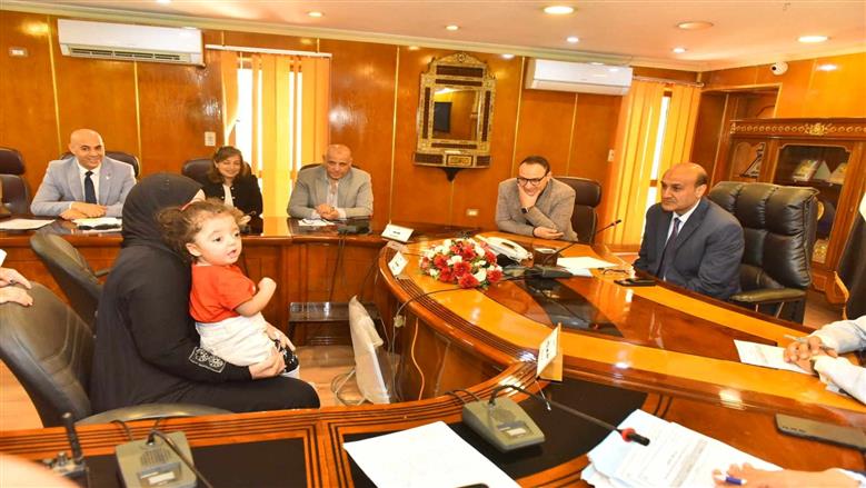 محافظ أسيوط يوجّه بعلاج طفلين على نفقة الدولة.. ويمنح وحدة سكنية لـ«أرملة»