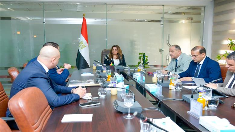وزيرة التنمية المحلية تبحث مع عدد من الشركات تطوير منظومة النقل الجماعي بالمحافظات