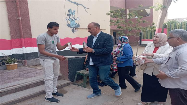 وكيل تعليم بني سويف يقدم المياه والعصائر لطلاب التربية الفكرية خلال الامتحانات