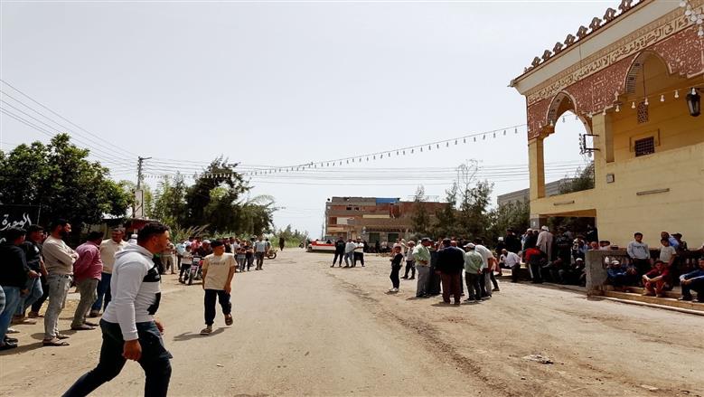 استعدادات لصلاة الجنازة علي ضحايا حادث اسوان