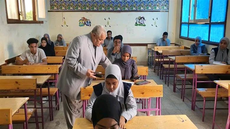 وكيل «تعليم الأقصر» يتفقد لجان الامتحانات ويشدد على ضرورة الالتزام بالتعليمات