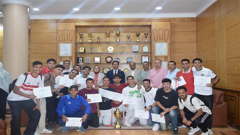 جامعة بنها تدعم الطلاب ذوي القدرات الخاصة بالجامعة بسكوترات حديثة