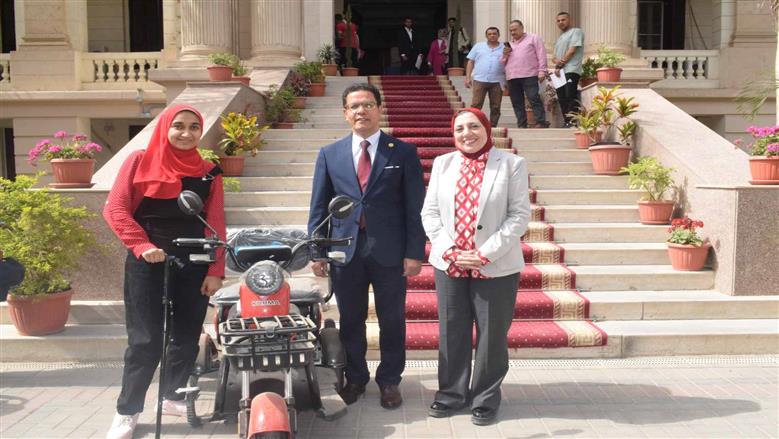جامعة بنها تدعم الطلاب ذوي القدرات الخاصة بالجامعة بسكوترات حديثة