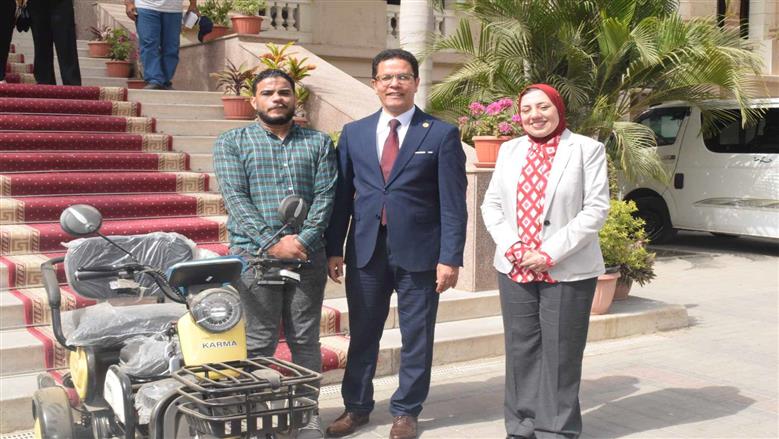 جامعة بنها تدعم الطلاب ذوي القدرات الخاصة بالجامعة بسكوترات حديثة