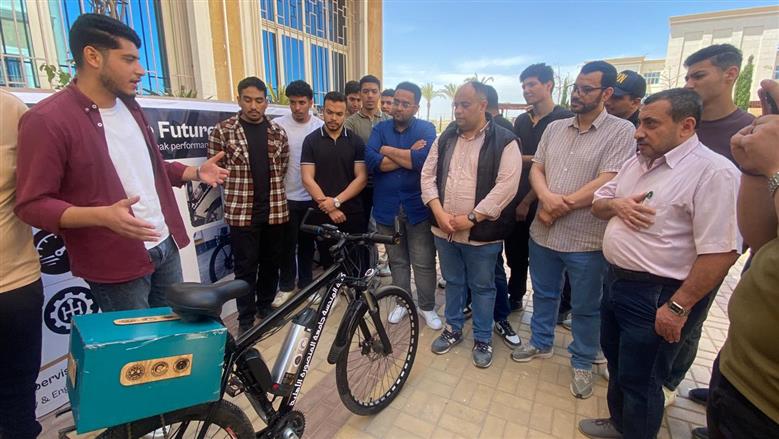 بأيادي طلاب هندسة المنصورة الأهلية.. «دراجة» ذكية محلية الصنع وبشحن ذاتي 