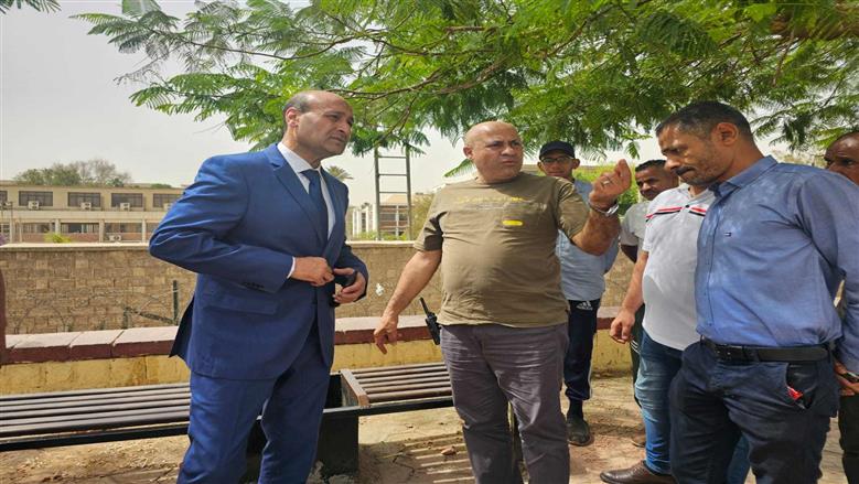 محافظ أسيوط يتفقد أعمال تركيب مقاعد خشبية على كوررنيش الجامعة